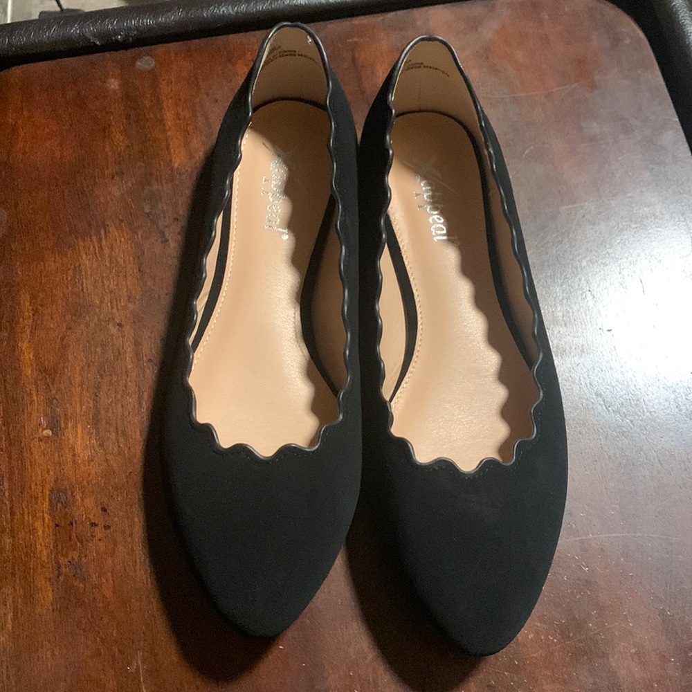 Black flat dress shoes